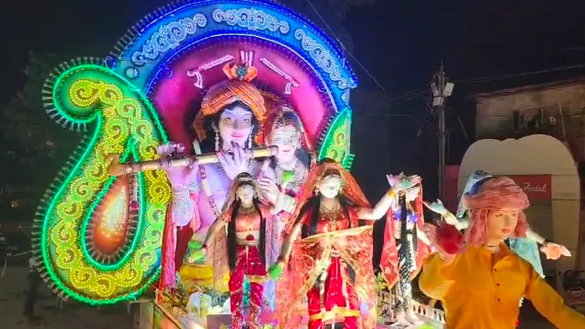 रातभर गूंजते रहे गणपति बप्पा के जयकारे, 35 झांकियों ने दिखाई भक्ति, कला और क्रिएटिविटी की अनूठी तस्वीर