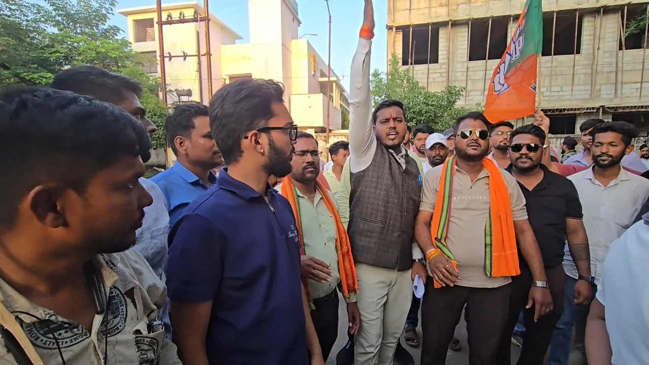 झीरम घाटी को लेकर भाजयुमो ने कांग्रेस से मांगा जवाब, देवेश वैष्णव से जुड़े वायरल वीडियो की जांच की मांग